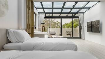 Deluxe Quadruple Room | Blackout drapes, free WiFi, bed sheets