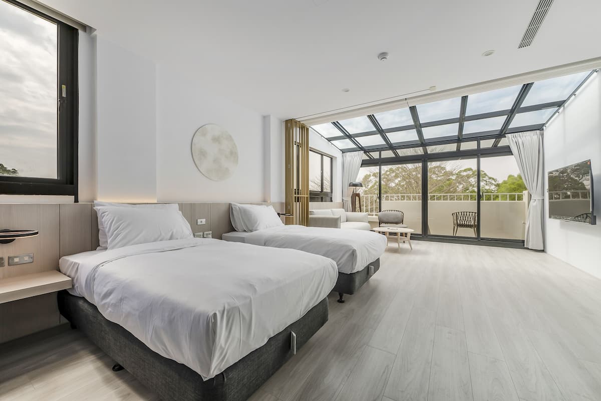 Cortinas blackout, wifi gratis y ropa de cama
