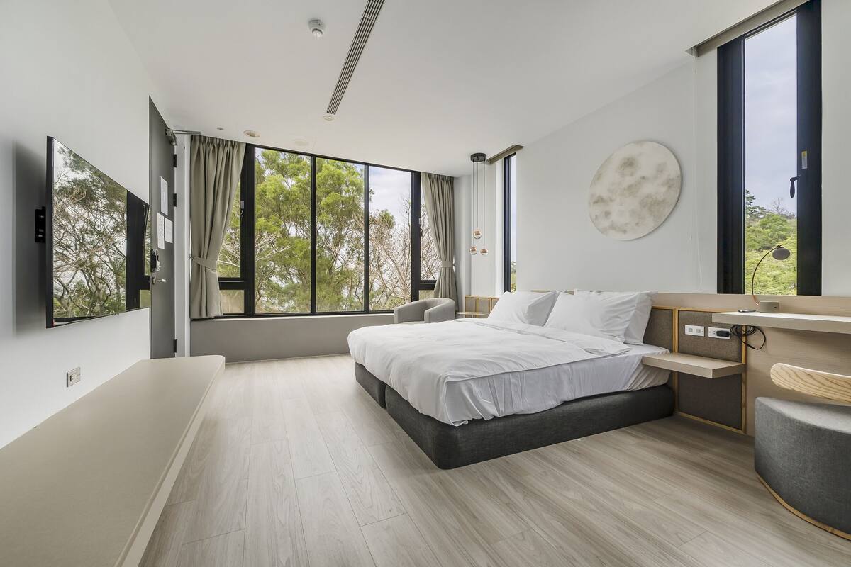 Cortinas blackout, wifi gratis y ropa de cama