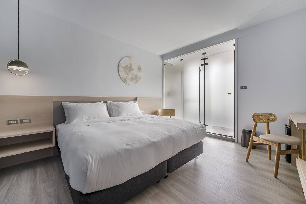 Cortinas blackout, wifi gratis y ropa de cama