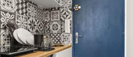 Kühlschrank, Mikrowelle, Wasserkocher mit Kaffee-/Teezubehör