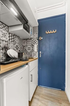Kühlschrank, Mikrowelle, Wasserkocher mit Kaffee-/Teezubehör