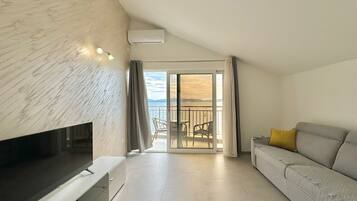 Apartemen Keluarga, pemandangan laut | Area keluarga | Televisi LCD 32-inci dengan saluran TV kabel