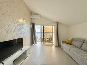 Family Apartment, Sea View | Living area