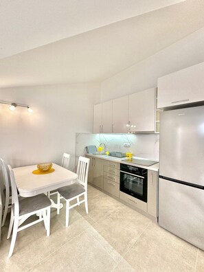 Family Apartment, Sea View | Private kitchen - Seaside apartments Zlokovic (Bijela)