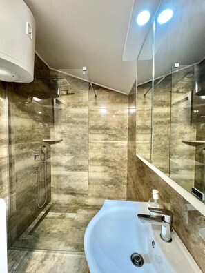 Comfort-Apartment, Meerblick | Badezimmer | Dusche, Haartrockner, Handtücher, Toilettenpapier