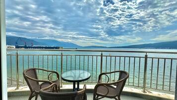 Apartemen Comfort, pemandangan laut | Teras/patio