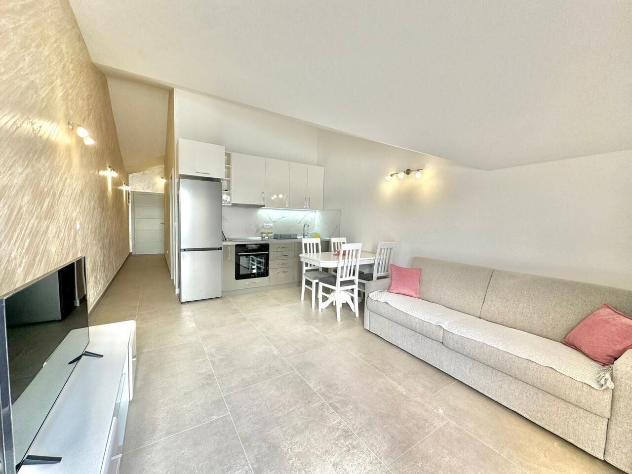 Apartamento Confort, vistas al mar | Zona de estar | Televisión LCD de 32 pulgadas con canales por cable