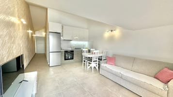 Apartamento Confort, vistas al mar | Zona de estar | Televisión LCD de 32 pulgadas con canales por cable