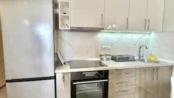 Căn hộ tiện nghi đơn giản, quang cảnh biển | Bếp riêng | Tủ lạnh, lò nướng, bếp nấu, dụng cụ nấu nướng/bát dĩa/dao nĩa