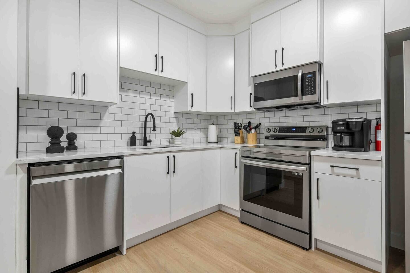 Refrigerador, microondas, horno y parrilla de estufa 