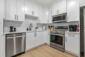 冰箱、微波炉、烤箱、炉灶