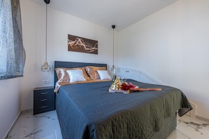 3 habitaciones, tabla de planchar con plancha y cuna de viaje 