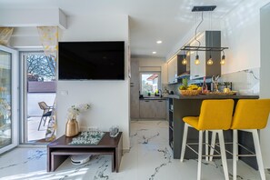 Kylskåp, mikrovågsugn, ugn och spishäll