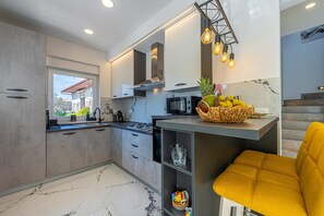 Geladeira, micro-ondas, fogão, cooktop