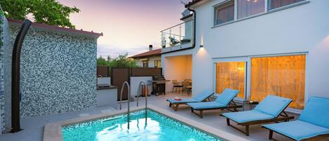 Outdoor pool, a heated pool