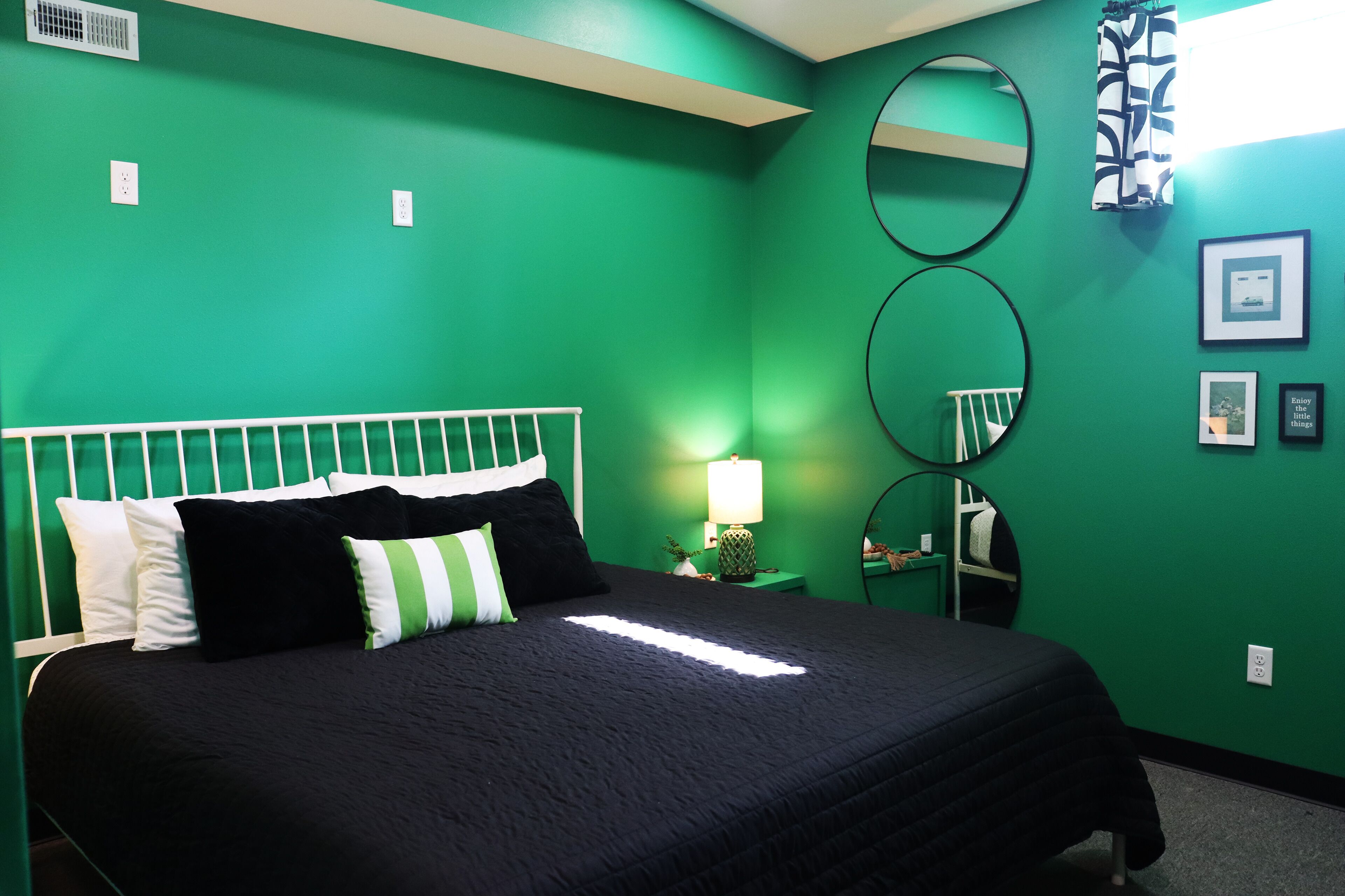 4 bedrooms, iron/ironing board, WiFi, bed sheets