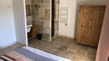 2 slaapkamers, een strijkplank/strijkijzer, wifi