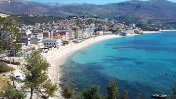 Playa en los alrededores, playa de arena blanca y 7 bares en la playa