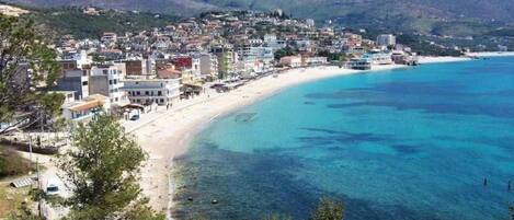 Nær stranden, hvit sand, 7 strandbarer og roing