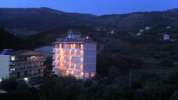Vista frontal de la propiedad
