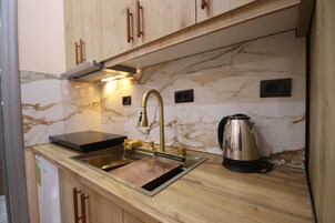 Deluxe Studio Suite, 1 Queen Bed with Sofa bed, Garden View | Private kitchen