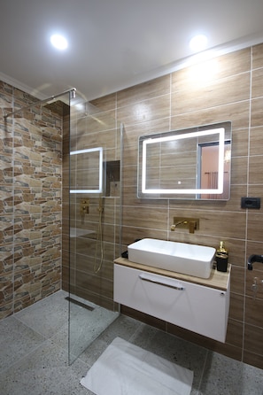 Superior Studio Suite, 1 Queen Bed with Sofa bed, Garden View | Bathroom | Shower, rainfall showerhead, hair dryer, slippers