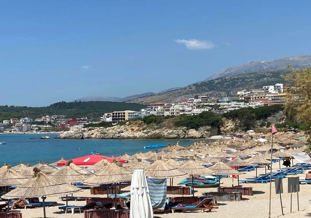 Beach nearby, white sand, 7 beach bars, rowing