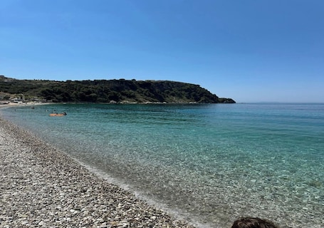 Beach nearby, white sand, 7 beach bars, rowing