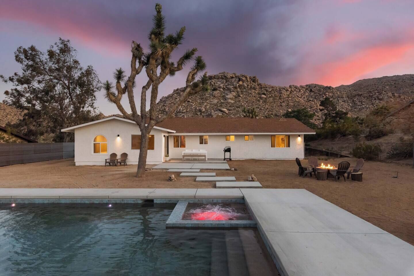 Cielo Alto: Tranquil Joshua Tree retreat with poolside relaxation, nearby hikes, and spacious 3BR
