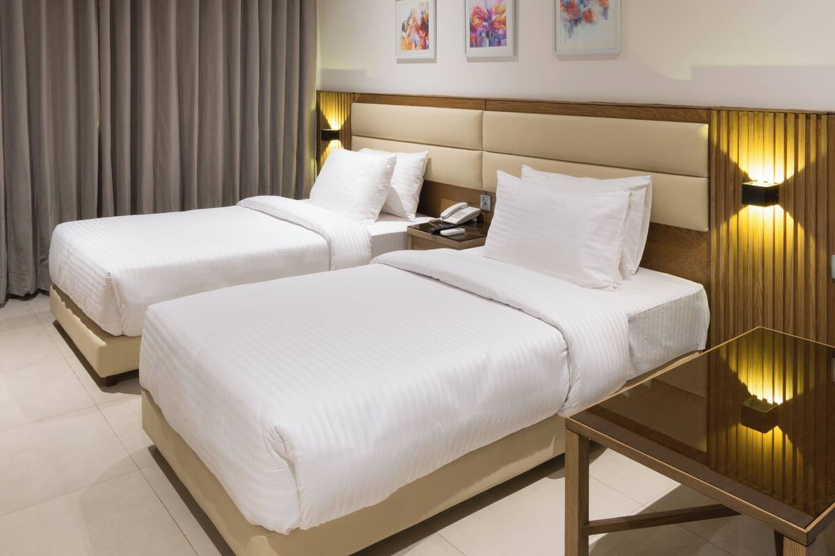 Chambre Deluxe avec lits jumeaux | Bureau, fer et planche à repasser, Wi-Fi gratuit