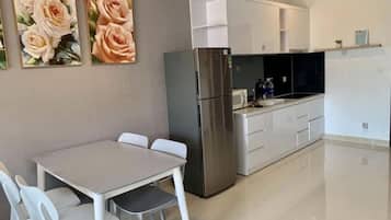 Luxury Apartment, Non Smoking | Private kitchen | Paper towels