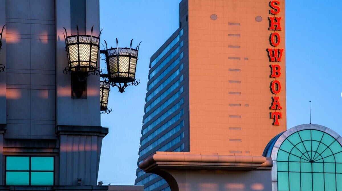 Un edificio con un grande cartello che riporta la scritta "SHOWBOAT" e una finestra ad arco caratteristica.