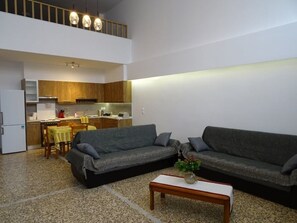 Smart TV, books - Lusi Apartment (Chania)