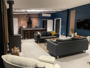 Smart-TV, peis og bøker