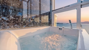 A bathtub with a view of the sea and mountains through a large window. - Yeosu Hemiswi SPA Pension (Yeosu)