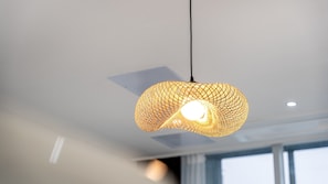 Een hanglamp met een geweven ontwerp.