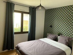 4 quartos, ferros/tábuas de passar roupa, roupa de cama