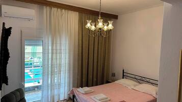 3 bedrooms, desk, soundproofing, free WiFi