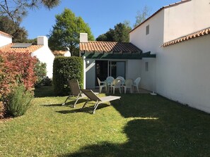 Outdoor dining - Spacious House Near Forest with Terrace & Parking, 3km from St. Jean de Monts Center (Saint-Jean-de-Monts)