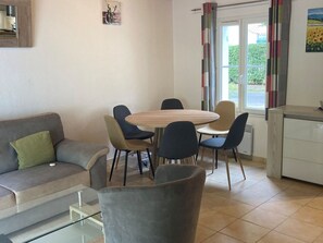 Dining - Spacious House Near Forest with Terrace & Parking, 3km from St. Jean de Monts Center (Saint-Jean-de-Monts)