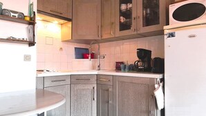 Coffee/tea maker, fridge, microwave, stovetop - Lovely T2 in Collioure, direct beach access, air conditioning, private parking (Collioure)