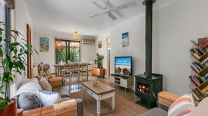 Una televisión, una chimenea