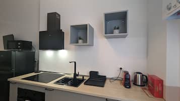 Réfrigérateur, micro-ondes, four, plaque de cuisson