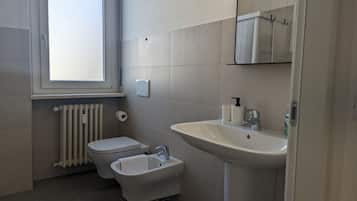 Douche, sèche-cheveux, bidet, serviettes fournies