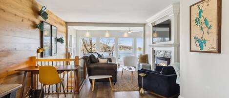 Télévision, cheminée, espaces bureaux