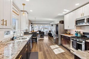 Fridge, microwave, oven, stovetop - Hilltop Lakehouse - Free Kayaks, Deck, PLX (Akron)