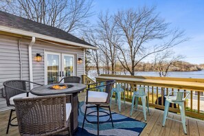 Outdoor dining - Hilltop Lakehouse - Free Kayaks, Deck, PLX (Akron)