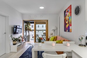 Una televisión, una oficina