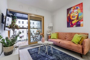 Una televisión, una oficina